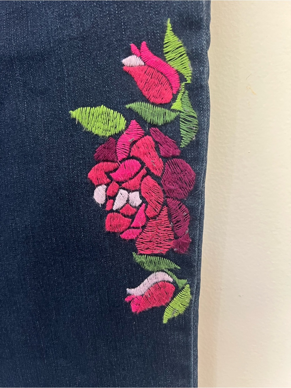 Gloria Vanderbilt Amanda Harvest Rose
Embroidered Size 16 Slimming Jeans NWT - Picture 3 of 5